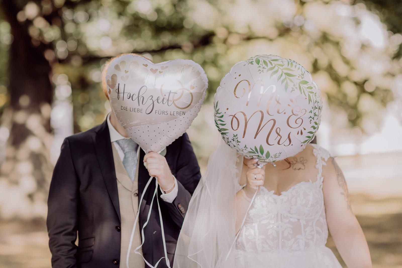 Brautpaar mit Mr und Mrs Luftballons